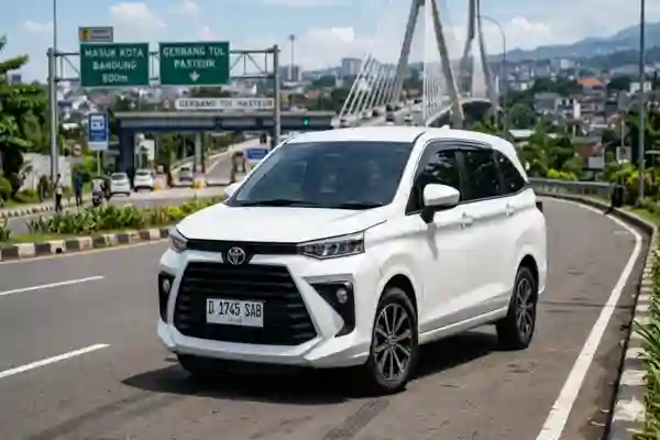 Harga Sewa mobil Toyota Avanza Veloz putih terbaru di Bandung area Pasteur dengan latar Jembatan Pasupati.