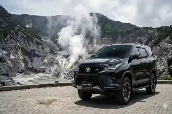Layanan sewa mobil mewah Toyota Fortuner GR Sport hitam untuk medan tangguh di Tangkuban Perahu Bandung.