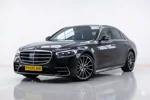 Mobil Luxury Sedan - Mercedes Benz (Mercy)