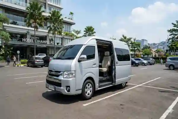 Sewa Mobil Toyota HiAce Premio silver di Bandung untuk rombongan travel dan antar jemput hotel Cihampelas.